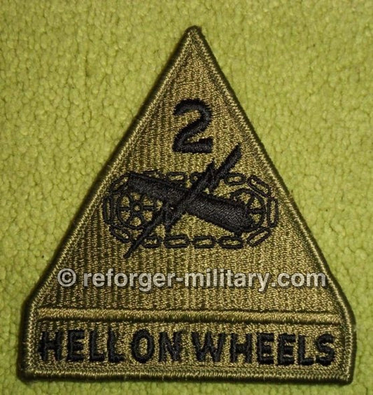 Subdued 2nd Armored Division Patch „Hell on Wheels“. Gedämpftes US Army SSI Abzeichen in Oliv-Schwarz