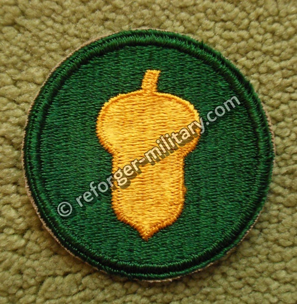 Runder Stoffaufnäher der US Amy 87th Infantry Division mit gestickter goldener Eichel auf grünem Hintergrund.