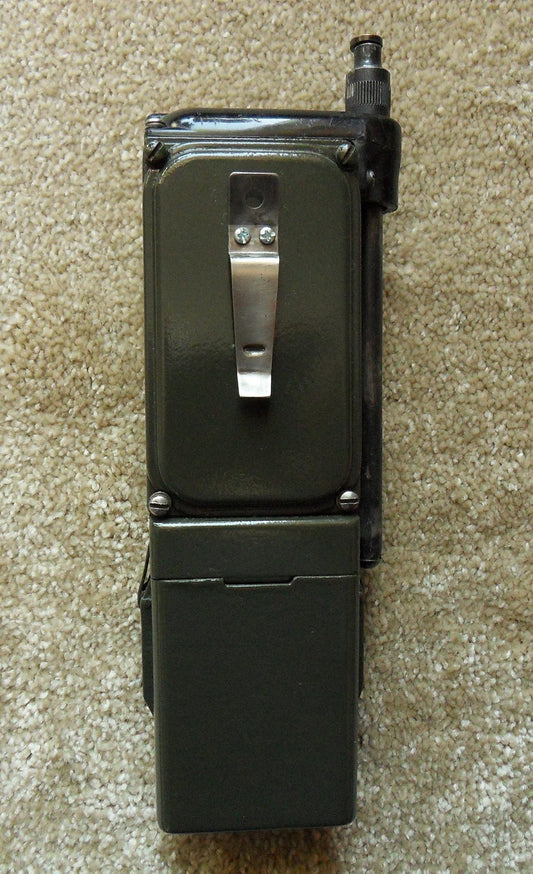 Rückansicht des AN/PRT-4 US-Militär Transmitter Funkgeräts