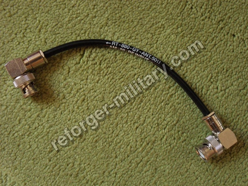 Kurzes Antennenkabel mit BNC-Stecker, passend als Verbindungskabel zwischen Funkgerät PRC-77 und Range Booster PP-770.