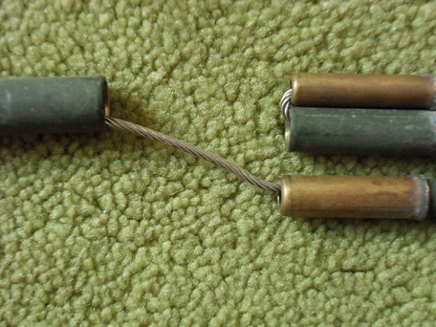 Nahaufnahme der faltbaren Steckelemente der AS-4266A Funk-Antenne.
