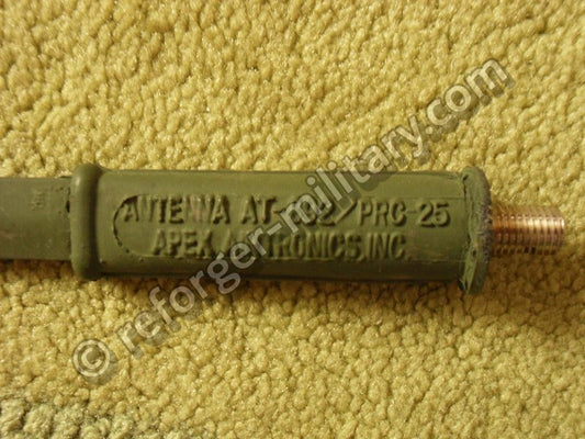 Detailansicht der originalen Typenbezeichnung auf AT-892 Antenne