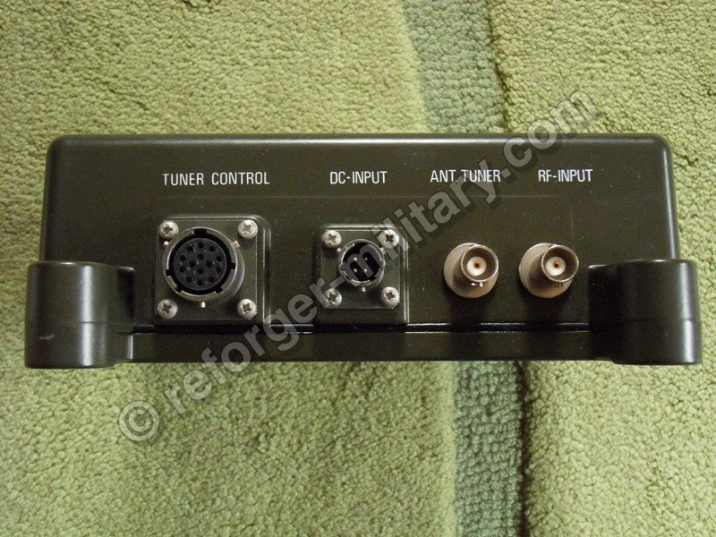 Detailansicht der Anschlüsse und Buchsen am automatischen Antennentuner TN-9012/G