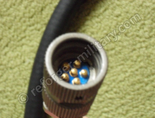 Detailansicht des 6-Pin U-229 U Audio und Data Anschlusssteckers am Sincgars Crypto Fill Cable