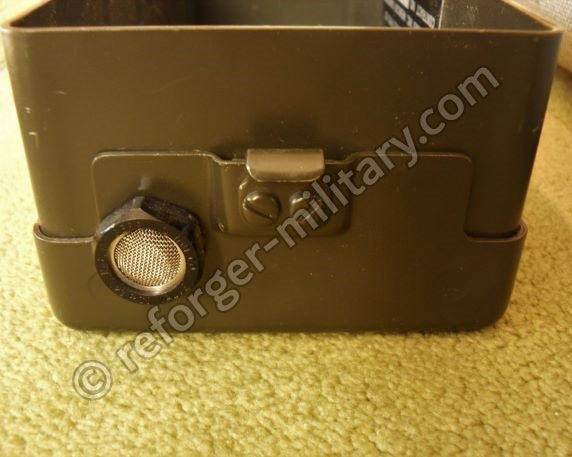 Detailansicht des CY-2562 Druckausgleich Ventils eingebaut am US Army PRC-25 Batteriekasten.