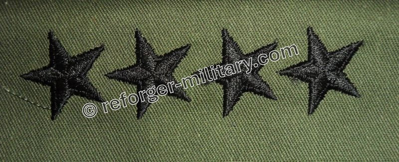 Besticktes US Army Rangabzeichen mit vier schwarzen Sternen auf olivgrünem Stoff, symbolisch für den Rang eines Generals