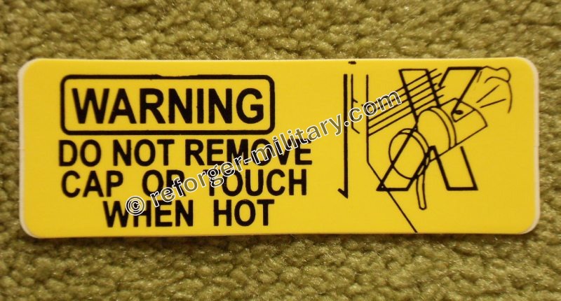 Aufkleber für den Kühlwasser-Ausgleichsbehälter am HMMWV M998