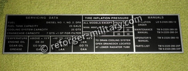 Original HMMWV M998 Servicing Instruction Plate – Datenplatte für Fahrzeugwartung und Gearbox-Informationen.