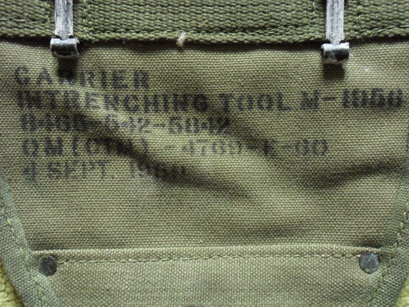Detailansicht der originalen Stempelung auf dem M1956 Canvas Cover – Typenbezeichnung US Army
