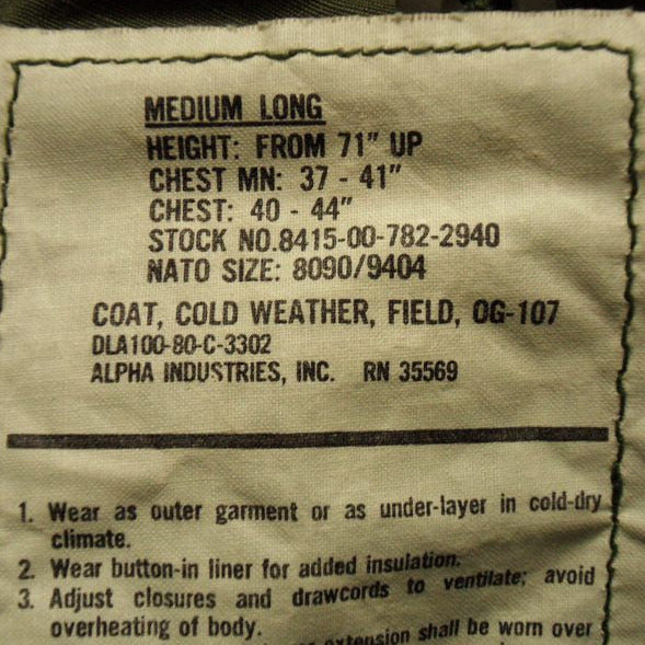 M65 Field Jacket Oliv Medium Long – Detailansicht Label mit Herstellerangaben, sehr gut gebraucht mit Pershing Missile Unit Patch