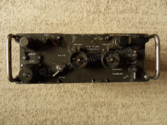 Draufsicht der Bedienelemente und Frequenzregler des PRC-25 Radio Set