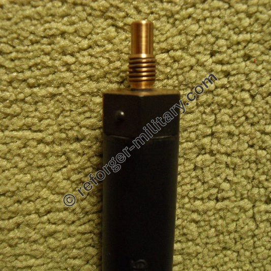 Detailansicht des Einschraubgewindes am Adapter AB-591 für den Antennen-Sockel am PRC-77 Funkgerät.