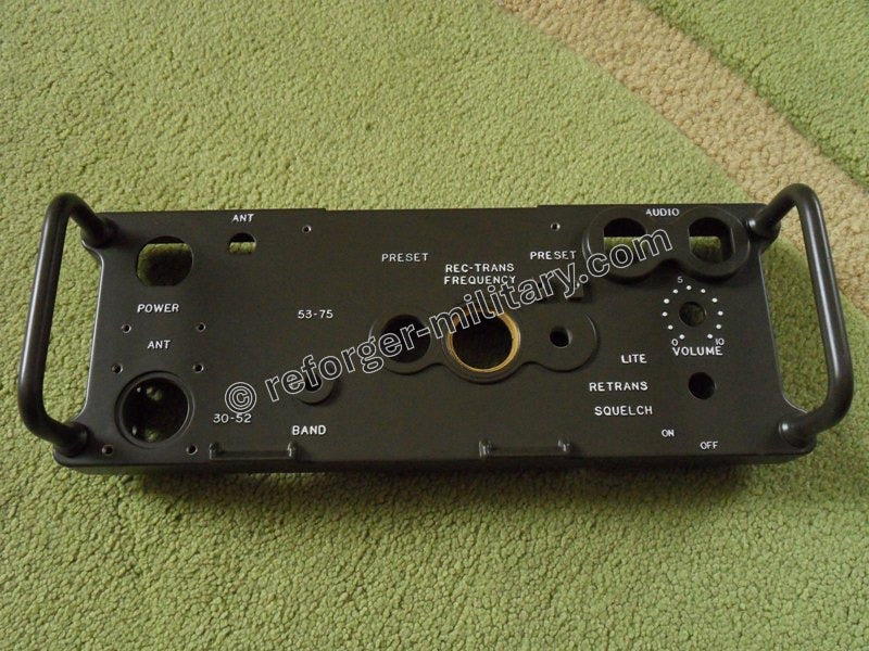 Bedienfeld des PRC‑77 Funkgeräts (Front‑Panel)