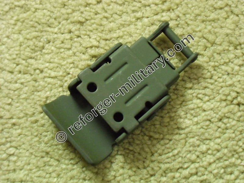 Detailansicht der Verriegelungsklemme am Gehäuse des US-Funkgeräts PRC-77