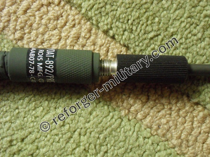 Detailansicht der Tactical VHF Stabantenne mit Adapterstück – kompatibel mit PRC-77 und SINCGARS AN/PRC-119F