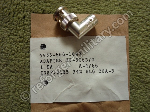 Gesamtansicht des UG-306B U BNC Coaxial Adapters als Mil-Spec Winkelstecker.