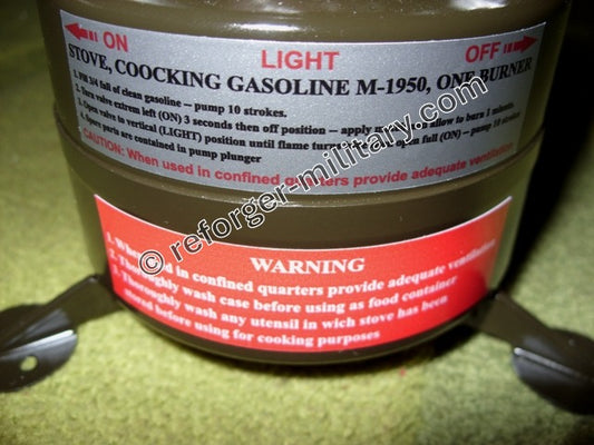 Aufkleber-Beschriftung am US Benzinkocher M-1950 – Erläutert wichtige Bedienungshinweise