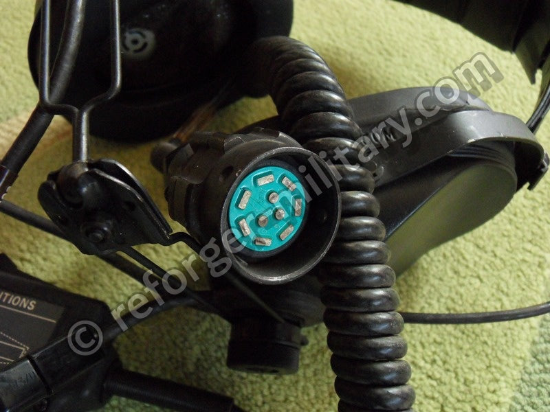 Detailansicht des U-77/U Audio-Anschlusssteckers am H-182A/PT Funk-Sprechsatz.