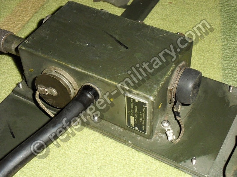 Detailaufnahme des originalen Typenschilds auf der J-3513A/U Interconnecting Box.