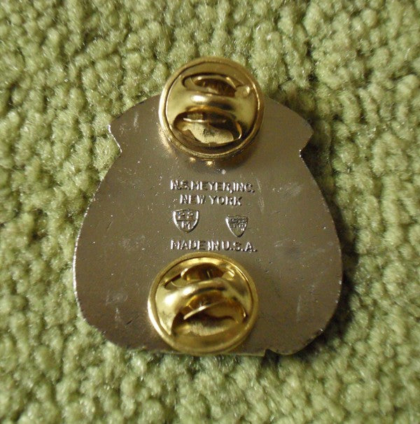 US Army MEDDAC Distinctive Unit Crest (Serving Freedom’s Guards) – Abzeichen der Berlin Brigade in Detailansicht mit Befestigungspins