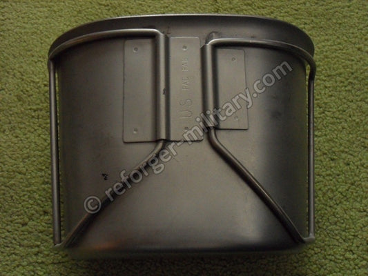 Detailansicht des US Feldflaschenbechers aus Edelstahl für die 1QT Feldflasche.