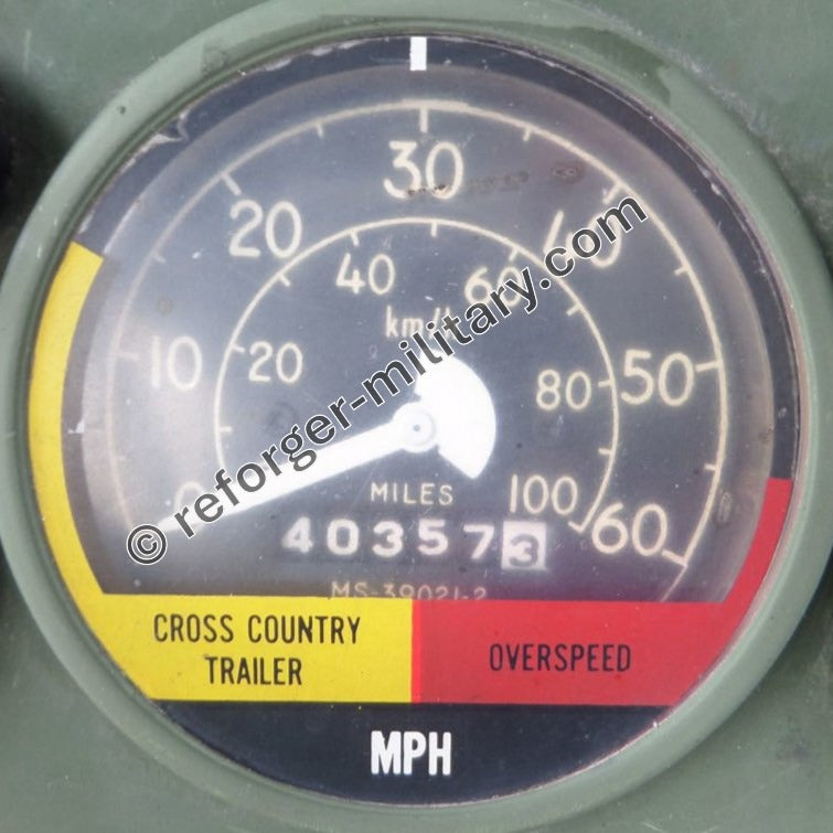 Detailansicht des US Militärfahrzeug Tachometers mit angebrachtem Aufkleber Cross Country Overspeed