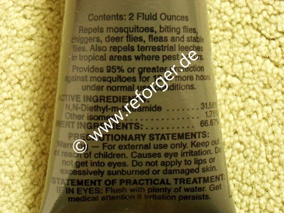 Detailansicht der US Army DEET Mückenschutz Lotion mit Anwendung