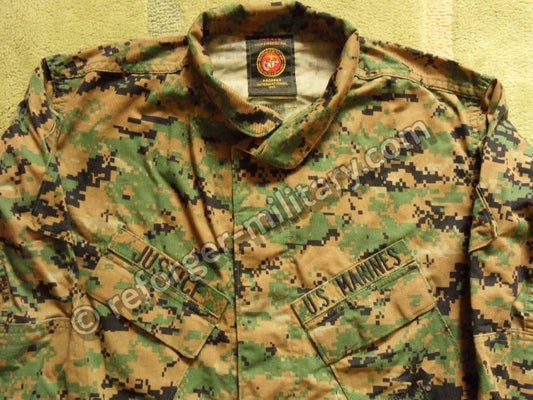 Detailansicht der schrägen Brusttaschen – USMC MARPAT Digital Woodland Jacke.