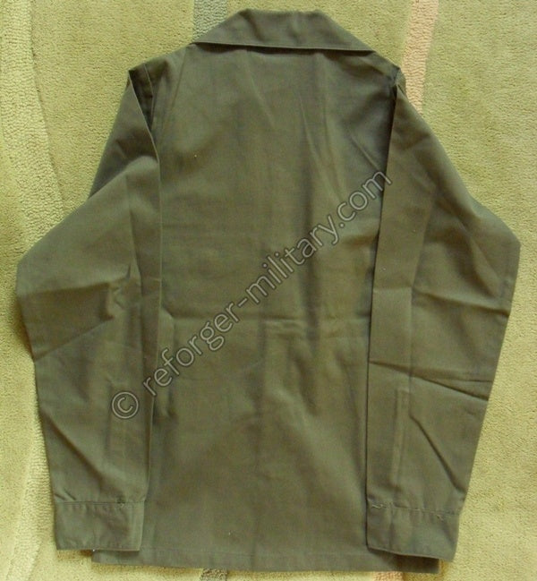 Gesamtansicht der Rückseite des vintage US Army OG-507 Dura-Press Feldhemdes.