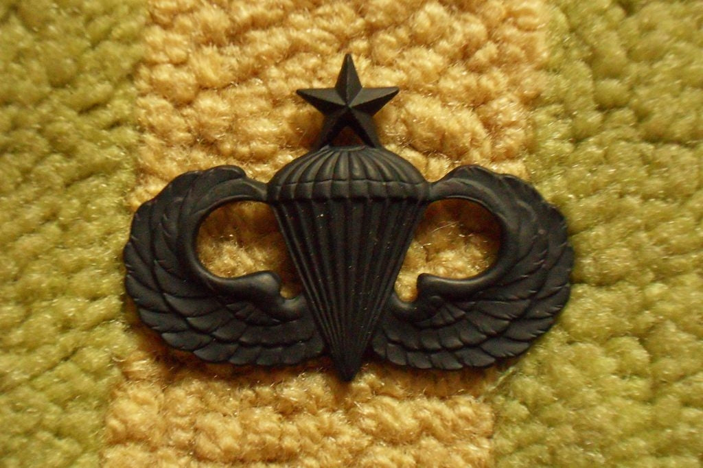 US Army Senior Jump Wings – Fallschirmspringerabzeichen mit Stern, schwarz brüniert