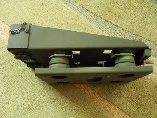 MT-1898 Mounting Montagerahmen Halterung, Seitenansicht für R-442 US-Army Funkempfänger, zeigt die Struktur Montagerahmen-Halterung