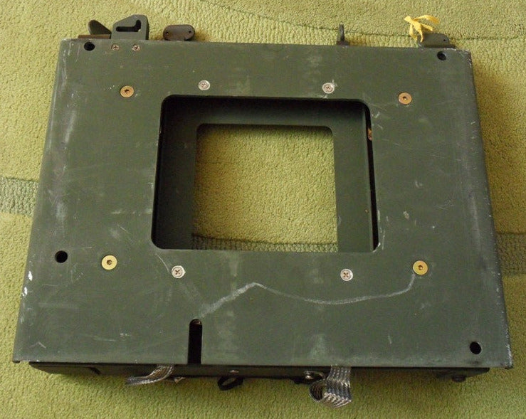 MT-6352 Mounting Base mit Bohrungen zur Befestigung im Fahrzeug, geeignet für SINCGARS Funkanlagen