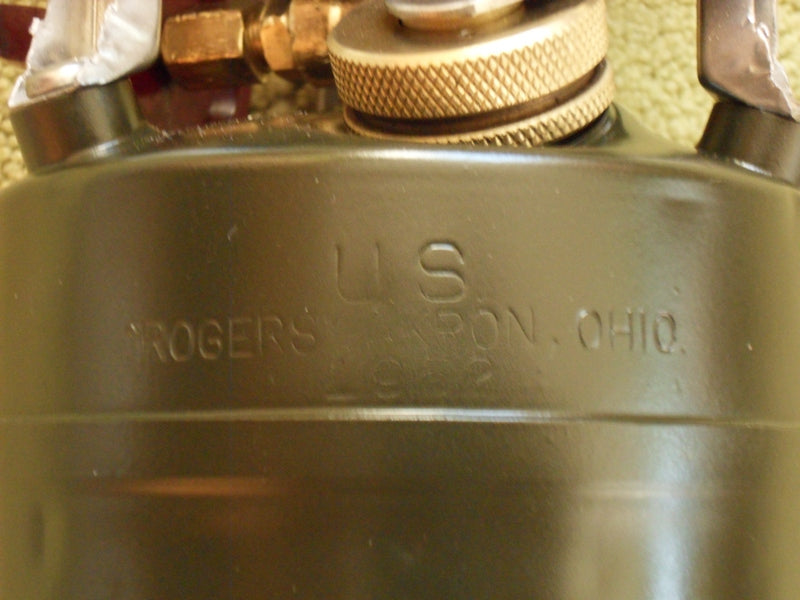 Detailaufnahme der Stempelung auf dem US-Militär Benzinkocher M-1950 – Herstellermarkierung von Rogers Tool & Die Co, Akron, Ohio