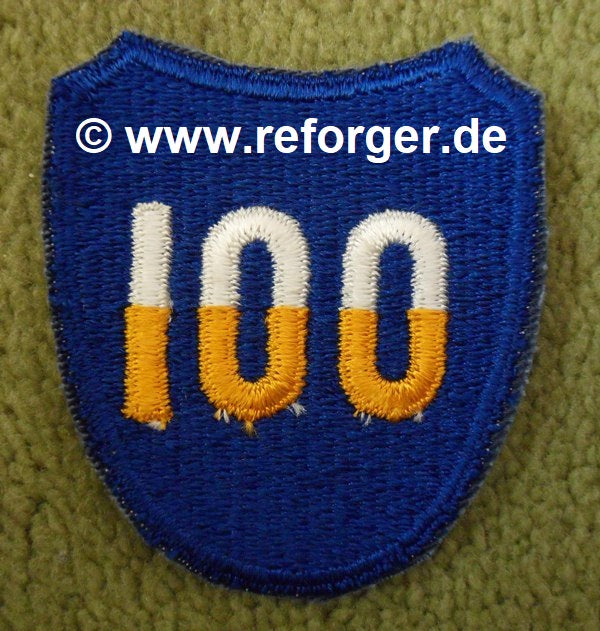 Schildförmiges Patch der 100th Infantry Division der US-Armee in Blau, mit der Zahl 100 in der Mitte