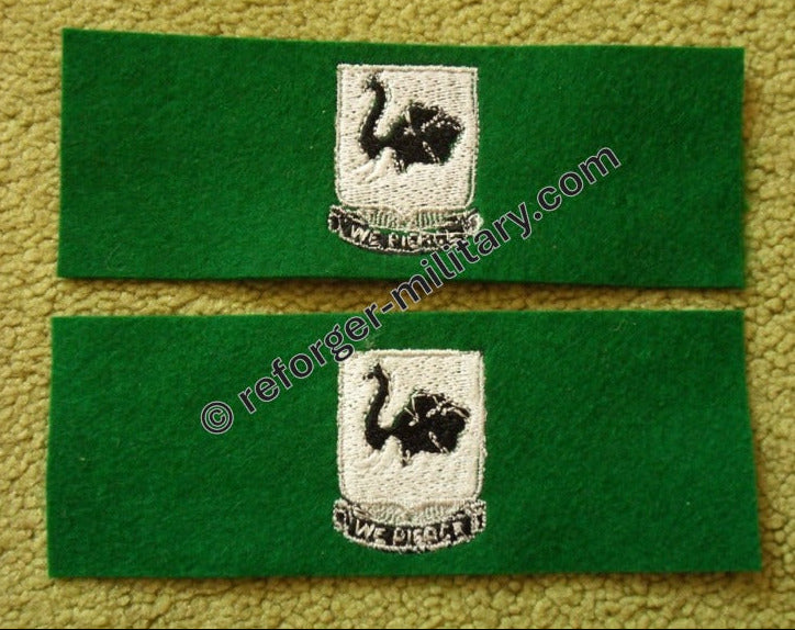 Leadership Tabs aus grünem Filz, bestickt mit Einheitswappen des 1-64th Armor Regiment