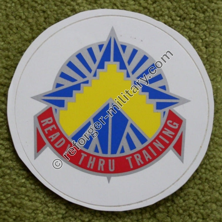 Logo-Aufkleber der 7th Army Training Command mit Slogan "Ready Thru Training"