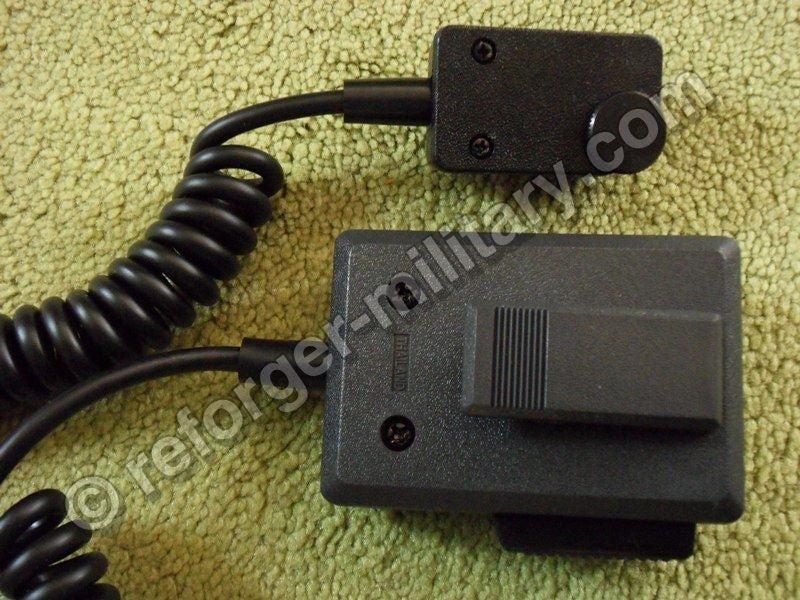 Nahaufnahme des Multipol-Anschlusssteckers der AN/PRC-127 Hörsprechgarnitur für Bendix King Funkgeräte.