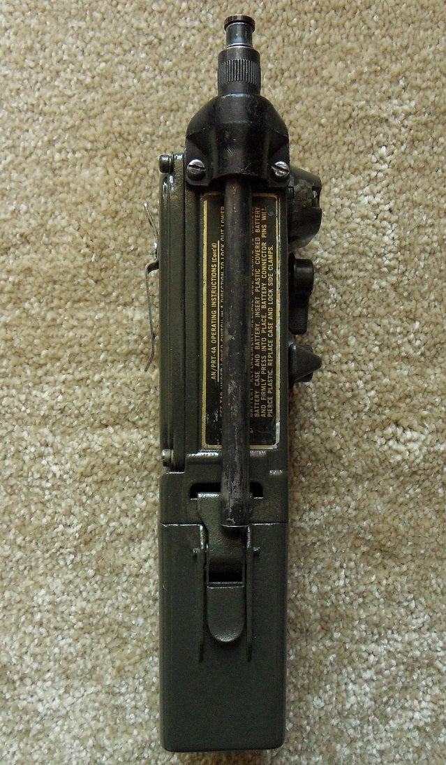 Seitenansicht des AN/PRT-4 US Militär Transmitter Funkgeräts mit Antenne