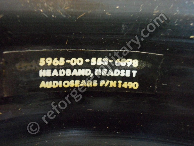 Detailaufnahme der originalen Typenprägung H-144C/U auf dem militärischen Kopfbügel.