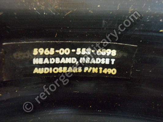 Detailaufnahme der originalen Typenprägung H-144C/U auf dem militärischen Kopfbügel.