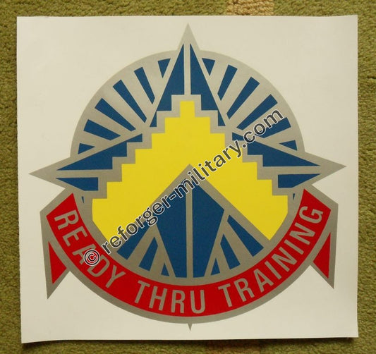 Aufkleber des US Army 7th Army Training Command mit Emblem und Motto "Ready Thru Training".