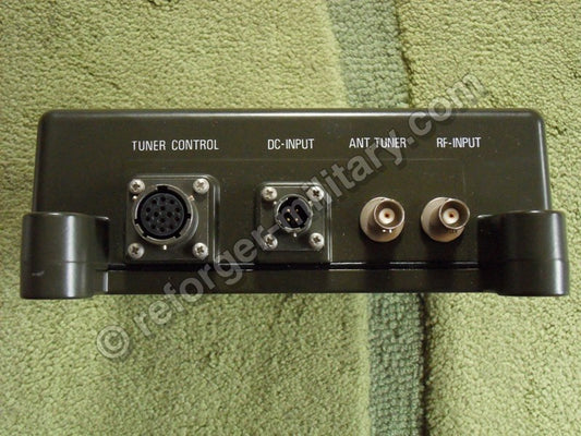 Detailansicht der Anschlüsse und Buchsen am automatischen Antennentuner TN-9012/G