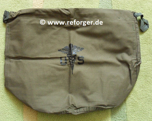 Olivgrüner Stoffbeutel mit aufgedrucktem Cadeus-Emblem, den Buchstaben U.S. und Zugbändern zum Verschließen