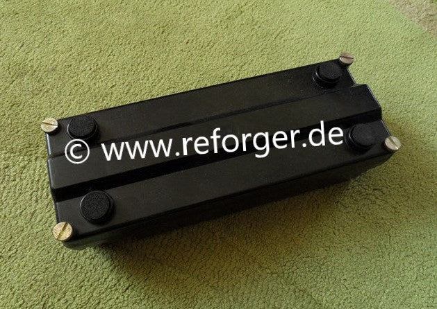 Unteransicht des Batteriehalters für PRC-77 Funkgerät – robuste Bauweise für den Einsatz unter extremen Feldbedingungen