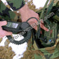 Detailansicht des C-12493/U Remote Control Handsets – angeschlossen an PRC-119 SINCGARS-Funkgerät.