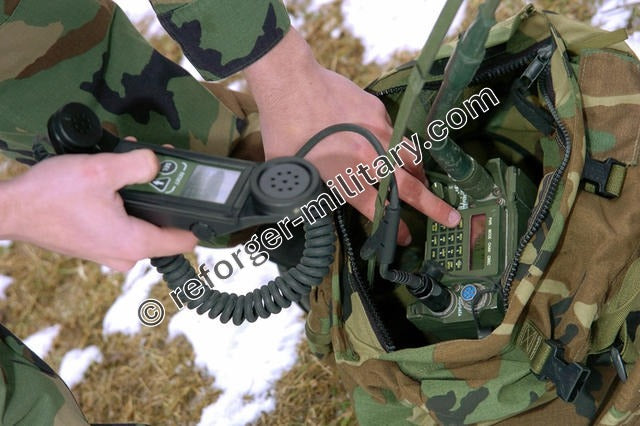 Detailansicht des C-12493/U Remote Control Handsets – angeschlossen an PRC-119 SINCGARS-Funkgerät.