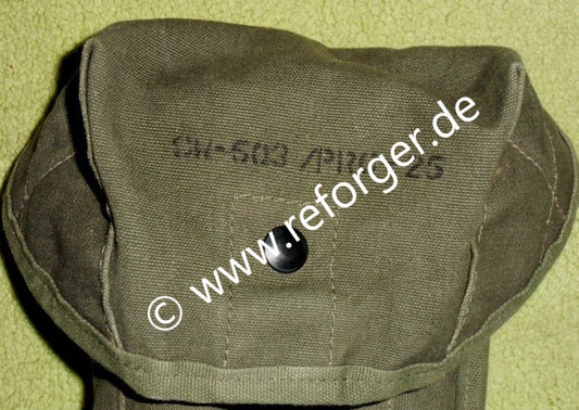 Detailaufnahme des Stempels CW-503/PRC-25 auf der Tasche