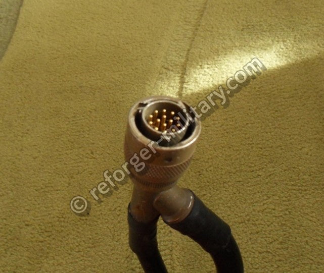 Detailansicht J-Box Stecker des CX-13064/U Kabels für Anschluss an J-3514A/U.