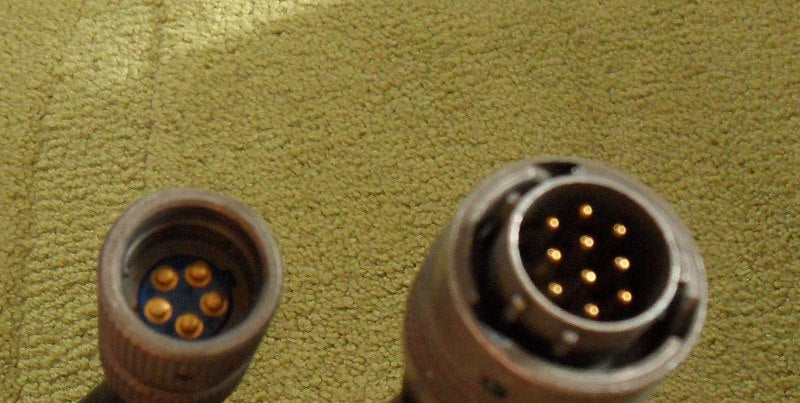 Detailansicht Radio-Stecker des CX-13064/U Interface-Kabels für Funkgeräte-Anbindung.