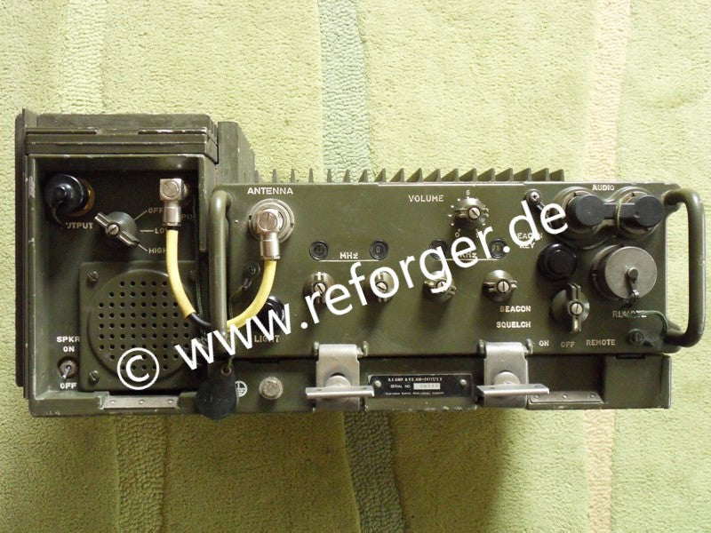 UHF Funkanlage mit Stromversorgung AM-2411TG und Sendeempfänger RT-6241TG (PRC-660)